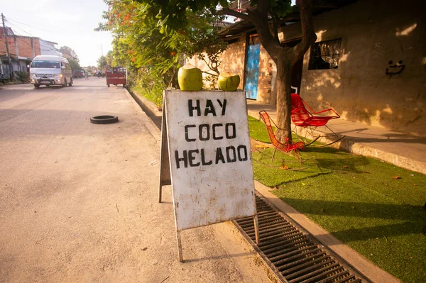 Tarapoto Peru Outubro 2022 Sinal Rua Anunciando Sorvete Coco Cidade — Fotografia de Stock