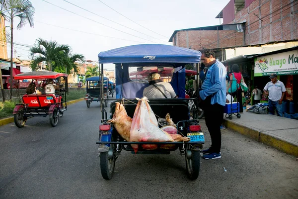 Тарапото Перу Октября 2022 Года Мотокарро Пассажирами Видом Продовольственный Рынок — стоковое фото