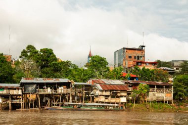 Peru ormanlarındaki Yurimaguas şehri ve Huallaga nehri manzarası. 