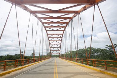 Peru Ormanı 'ndaki Yurimaguas şehrindeki Paranapura Köprüsü.