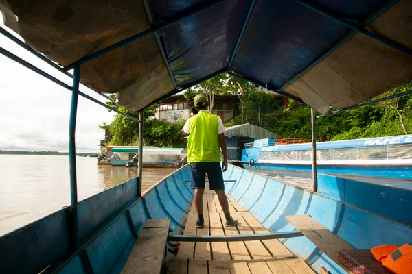 Fremdenführer Auf Einem Boot Der Stadt Yurimaguas Peruanischen Dschungel — Stockfoto
