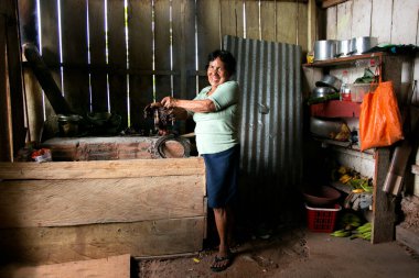 Chazuta, Peru; 1 Ekim 2022: Amazon Ormanı 'ndaki bir Peru restoranının mutfağında bir kadın.
