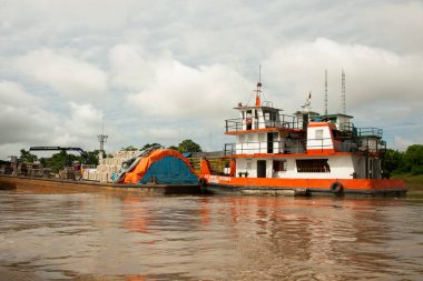 Yurimaguas, Peru; 1 Ekim 2022: Huallaga nehrinin yanındaki Yurimaguas kentinin merkezi limanı.