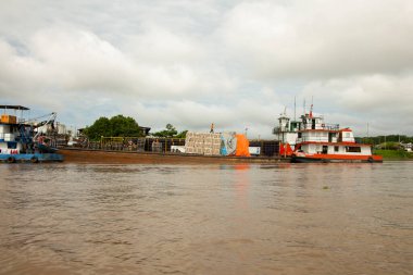 Yurimaguas, Peru; 1 Ekim 2022: Huallaga nehrinin yanındaki Yurimaguas kentinin merkezi limanı.