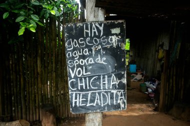Peru ormanlarında turistlere içki ikram eden bir karatahta.