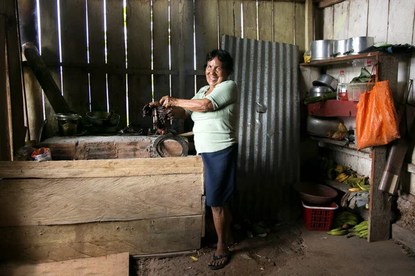 Chazuta Peru Oktober 2022 Kvinna Köket Peruansk Restaurang Amazonas Djungel — Stockfoto