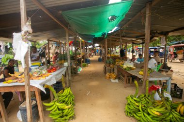 Yurimaguas, Peru; 1 Ekim 2022: Peru ormanlarındaki Yurimaguas merkez gıda pazarında tedarikçi tezgahları.