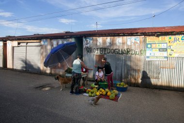 Yurimaguas, Peru; 1 Ekim 2022: Peru ormanlarındaki Yurimaguas merkez gıda pazarında tedarikçi tezgahları.