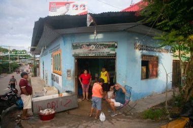 Yurimaguas, Peru 1 Ekim 2022: Balıkçılar Peru ormanlarındaki Huallaga Nehri 'nde teknelerinden balık indiriyorlar.