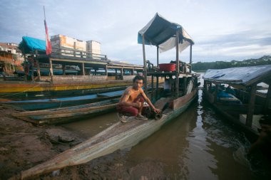 Yurimaguas, Peru 1 Ekim 2022: Balıkçılar Peru ormanlarındaki Huallaga Nehri 'nde teknelerinden balık indiriyorlar.