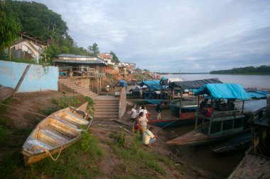 Yurimaguas, Peru 1 Ekim 2022: Balıkçılar Peru ormanlarındaki Huallaga Nehri 'nde teknelerinden balık indiriyorlar.