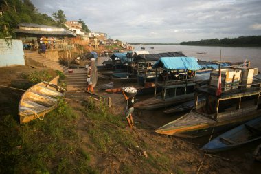 Yurimaguas, Peru 1 Ekim 2022: Balıkçılar Peru ormanlarındaki Huallaga Nehri 'nde teknelerinden balık indiriyorlar.