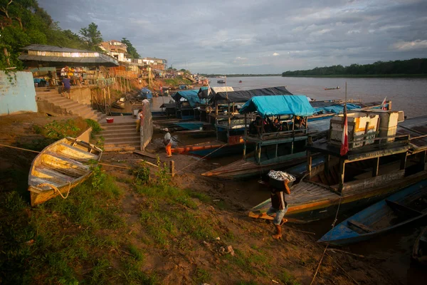 Yurimaguas, Peru 1 Ekim 2022: Balıkçılar Peru ormanlarındaki Huallaga Nehri 'nde teknelerinden balık indiriyorlar.