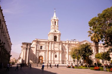 Arequipa, 1 Ekim 2022: Arequipa Katedrali beyaz şehrin ana dini tapınağıdır. Gotik bir etkisi olan neo-rönesans mimarisi var..