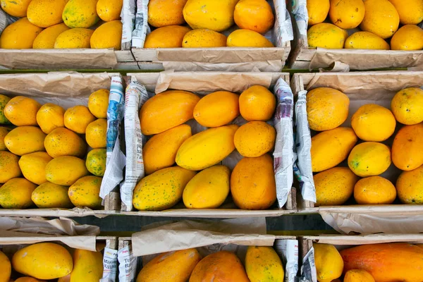ペルーのアレキパの中央の果物と野菜市場の屋台でマンゴーとパパイヤ — ストック写真