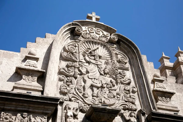 秘鲁阿雷基帕市老街的白色墙壁和大门 — 图库照片