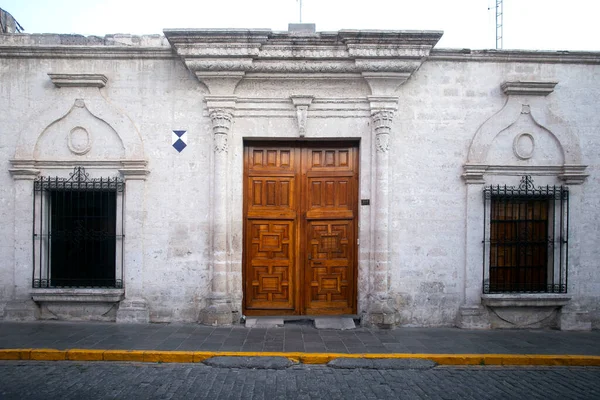Peru Daki Arequipa Şehrinin Eski Sokaklarının Beyaz Duvarları Kapıları — Stok fotoğraf