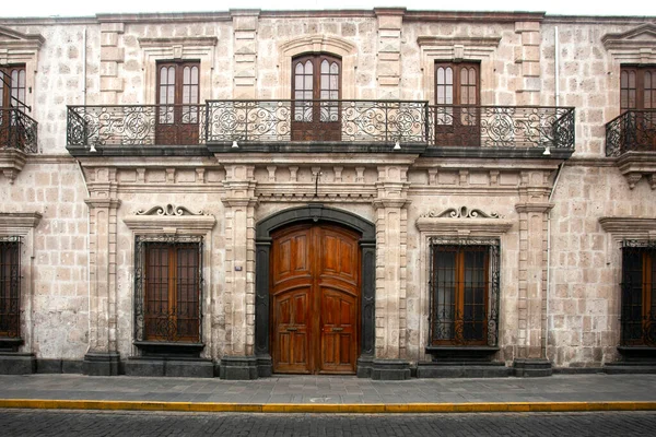 Vita Väggar Och Dörrar Till Gamla Gatorna Staden Arequipa Peru — Stockfoto