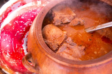 Adobo de Chancho are quipeo, yanında kilden bir tencerede pişirilmiş sebze ve baharatlarla marine edilmiş domuz eti tabağından oluşur.