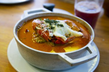 Karides chupe, şehirdeki tüm pikanteralarda servis edilen Arequipa şehrinden tipik bir Peru chupesidir..