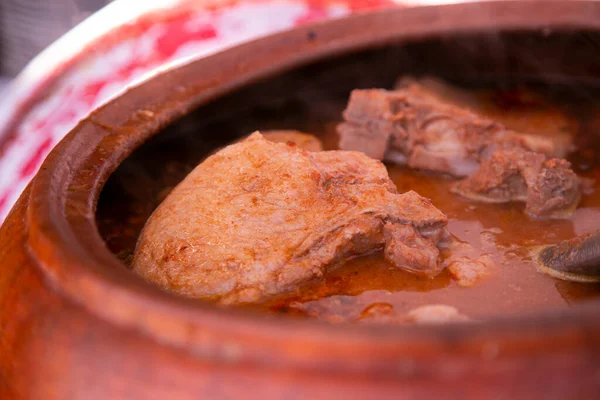 Adobe Chancho Arequipeoは 粘土鍋で調理された野菜や調味料を伴うマリネポーク肉料理で構成されています — ストック写真
