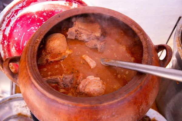 Adobo Chancho Arequipeo 包括一个腌猪肉肉盘 配上用粘土锅烹调的蔬菜和调味品 — 图库照片