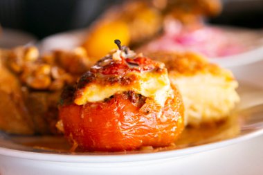 Doldurulmuş rocoto, Arequipa kökenli bir Peru yemeğidir. Sığır filetosu, fıstık, doğranmış soğan, kuru üzüm ve peynirin yanı sıra baharatlarla tatlandırılmıştır. 