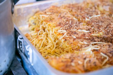 Pastel de tallarn Arequipeo. Arequipa 'nın geleneksel tarifi fırında peynir ve yumurta bulunan nodüllerden oluşur..