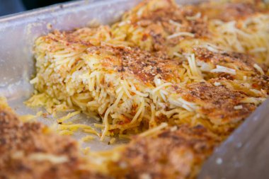 Pastel de tallarn Arequipeo. Arequipa 'nın geleneksel tarifi fırında peynir ve yumurta bulunan nodüllerden oluşur..