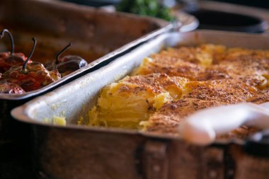 Pastel de papa. Patates keki bir patates tabağından oluşan bir yemektir. Daha çok Güney Amerika ülkelerinde tüketiliyor..