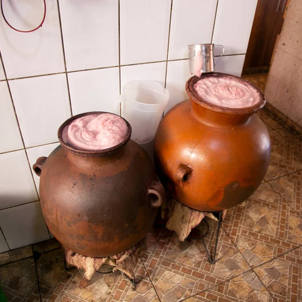 Chicha Morada是一种原产于秘鲁安第斯地区的饮料 这种饮料的主要配料是玉米片 这是一种秘鲁产的紫色玉米 在安第斯山脉广泛种植 — 图库照片