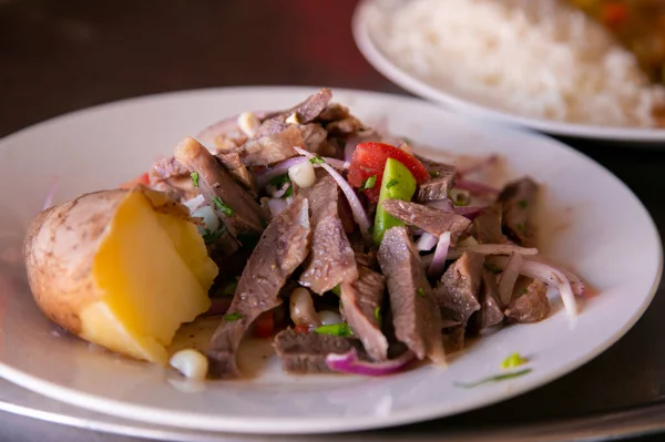 Sarsa Sencca 传统的秘鲁菜 牛肉配土豆和蔬菜 — 图库照片
