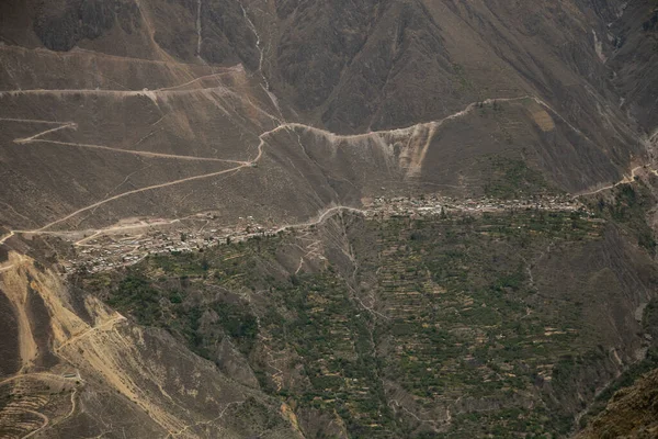 ペルーのコルカ キャニオンを散策中のタペイの町の景色 — ストック写真