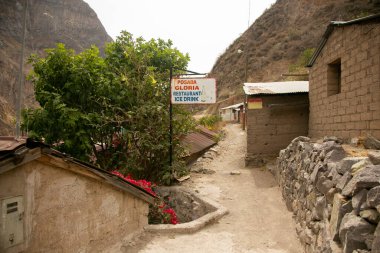 Cabanaconde 'dan Oasis' e giden yolu takip ederek Colca Kanyonu 'ndan yürü..