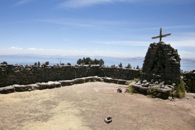 Peru 'daki Titicaca Gölü' ndeki Taquile adasında İnka arkeolojik kalıntıları.