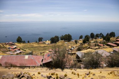 Peru 'daki Taquile Adası' ndan Titicaca Gölü manzarası.