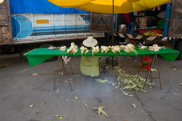 Торговец Колосьями Кукурузы Улице Городе Пуно Перу — стоковое фото