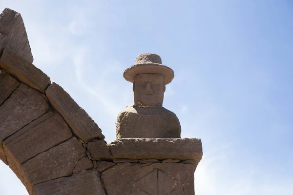 Kamenné Hlavy Vytesané Oblouků Ostrově Taquile Jezera Titicaca Peru — Stock fotografie