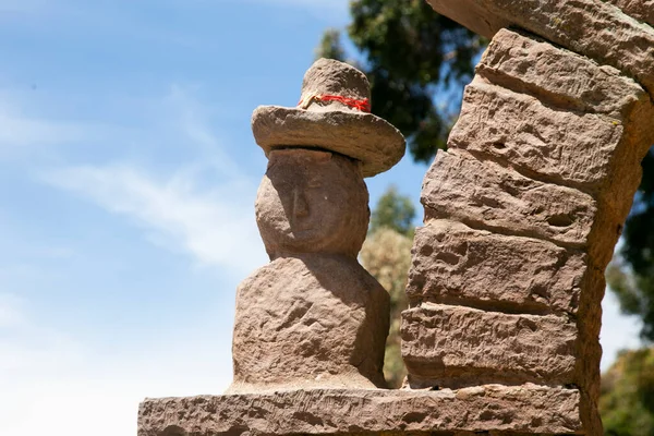 Kamenné Hlavy Vytesané Oblouků Ostrově Taquile Jezera Titicaca Peru — Stock fotografie