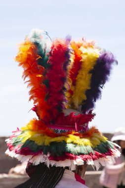 Peru Taquile adasının yerlileri adanın ana meydanındaki bir etkinlikte dans ediyorlar..