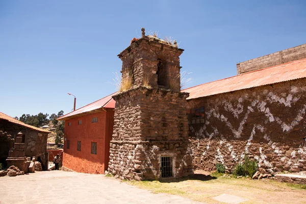 Peru 'daki Titicaca Gölü üzerindeki Taquile meydanında eski bir kule..