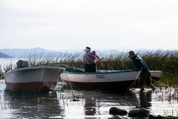 ティチカカ湖のラッハン半島での漁師とそのボートの活動 — ストック写真