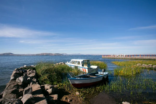 Balıkçıların Teknelerinin Titicaca Gölü Ndeki Llachn Yarımadasındaki Faaliyetleri — Stok fotoğraf