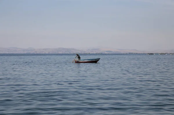Actividad Los Pescadores Sus Embarcaciones Península Llachn Lago Titicaca — Foto de Stock
