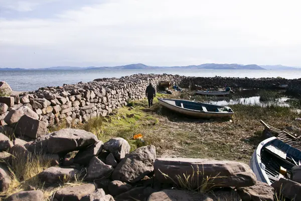 Balıkçıların Teknelerinin Titicaca Gölü Ndeki Llachn Yarımadasındaki Faaliyetleri — Stok fotoğraf