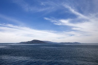 Peru 'daki Llachon Yarımadası' ndan Titicaca Gölü 'nden Taquile Adası manzarası.