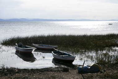 Peru 'daki Llachn Yarımadası' ndan Titicaca Gölü manzarası.