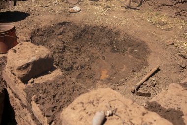 Elleriyle kerpiç tuğlalı ve çamurlu bir ev inşa eden bir adam. Peru 'daki Titicaca Gölü' nün Llachon bölgesi.