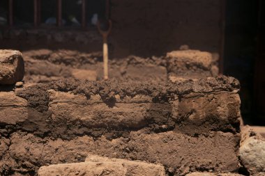Elleriyle kerpiç tuğlalı ve çamurlu bir ev inşa eden bir adam. Peru 'daki Titicaca Gölü' nün Llachon bölgesi.