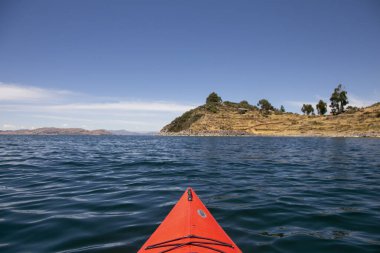 Peru 'da Titicaca Gölü' nde kayak yaparken.